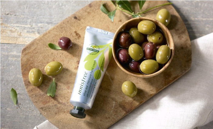 Kem dưỡng trắng da tay Innisfree Olive 50ml